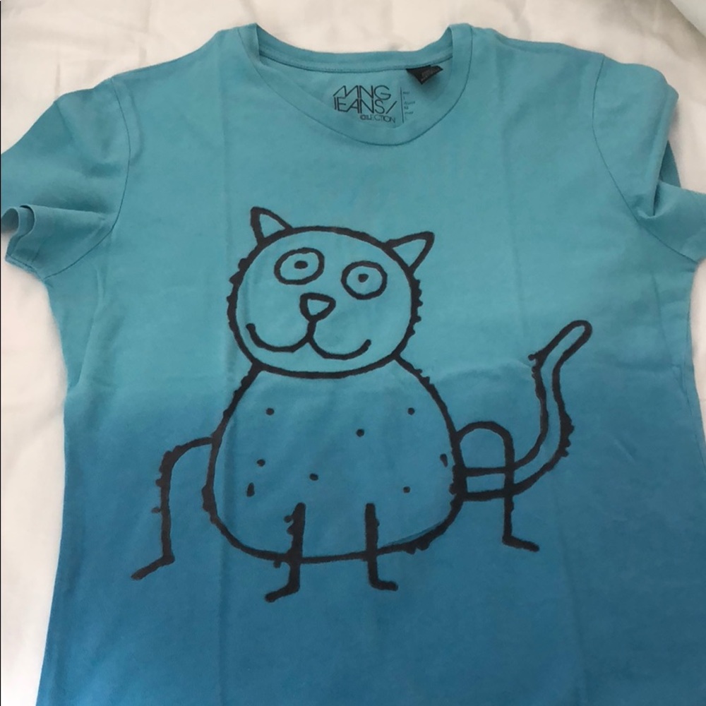 T-shirt, it says large but it is more like medium